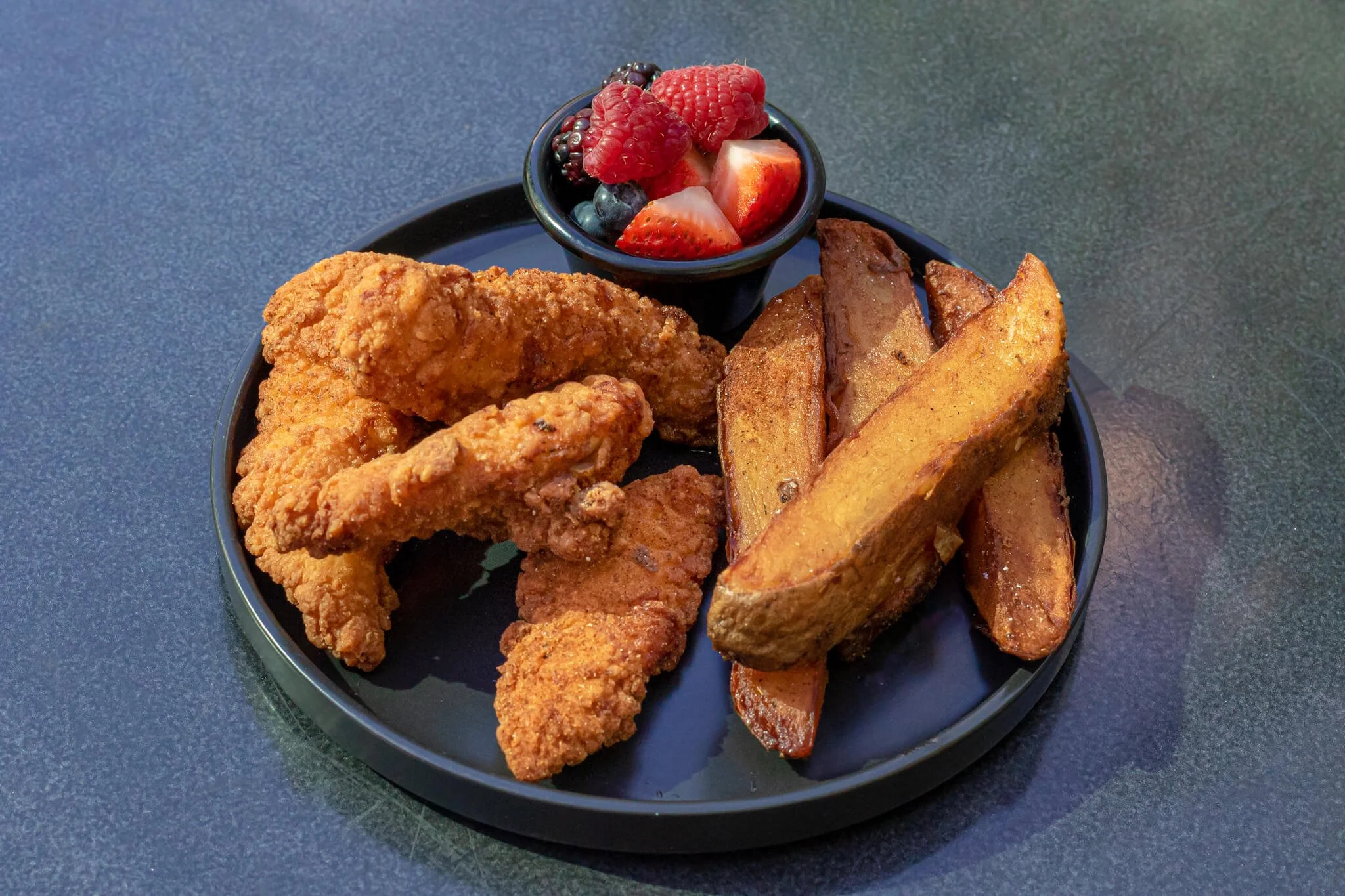Keiki Chicken Tenders, Berries & Tater Tots